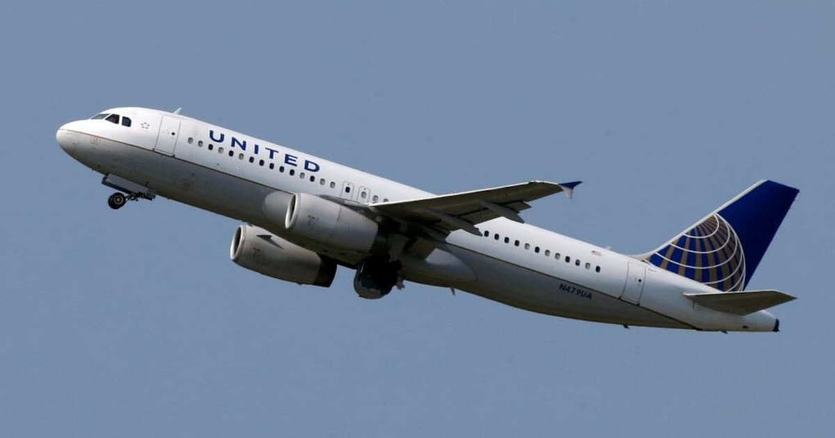 United Airlines Q1 beats, cuts 2026 forecast